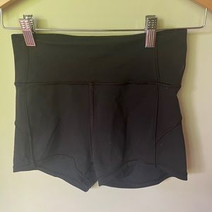 LULULEMON shorts. Very good condition. Size 4/6.